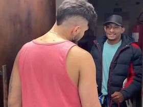 RECEBI UMA ENTREGA E PEDI PRO ENTREGADOR SUBIR. ELE ME COMEU COMO PAGAMENTO E AINDA ME DEU LEITE NA BOCA. avant-garde asian hot careless sex videos