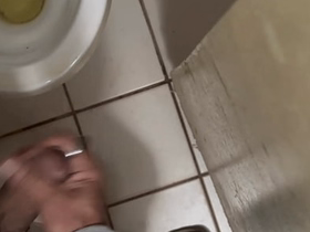 Punheta do banheiro público oldman asian gay sex videos
