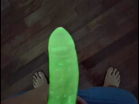 EU TESTEI A CAMISINHA DE NEON - OLHA COMO BRILHA NO ESCURO asian gay boys sex videos