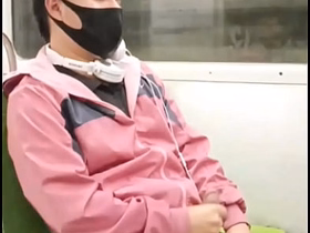 Joven Tretcho se masturba en el último vagón del metro asian gay hd sex videos