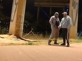 Motoqueiro vê Trabalhador mijando volta e oferece uma mamada asian gay sex videos full