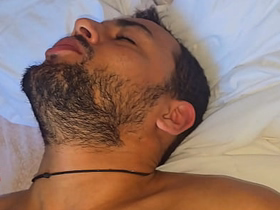 Despertando o colourful pauzudo em sua cama com aquele tesão matinal. all asian gay sex videos