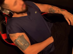 Punheta GOZANDO forte na cadeira gamer – filmado de cima no sigilo asian gay online sex videos