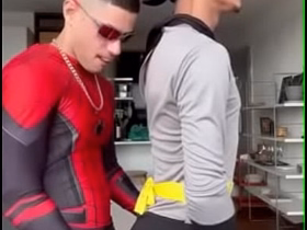 BATMAM SENTANDO NA PICA DO ARANHA asian 18+ gay sex videos