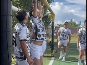 Equipo de futbol, con ayuda del sol, las cheves y el sudor, terminan clavándosela entre ellos asian heavy penis gay lovemaking videos