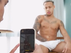 CHAME O AMIGO PRA TIRAR UMAS FOTOS, MAS ELE TIROU FOI LEITE DA MINHA PICA. telugu asian gay sex videos