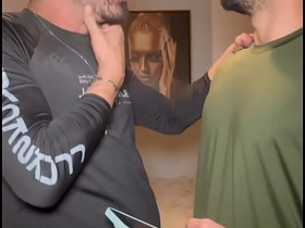 AMIGO VIU UMA FOTO DO MEU PAU NA GALERIA DO MEU CELULAR E QUIS VER AO VIVO. NÃO RESISTIU E CAIU DE BOCA. asian gay sex xx videos