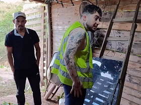 O PATRÃO E O EMPREGADO                                    O empregado finaliza sua tarefa e o seu patrão fica cheio de tezão ao vê lo todo suado asian gay daddies sexual intercourse videos