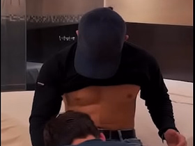 Le ofresco propina extra al repartidor de globo y me folla delicioso asian daddy carnal knowledge videos gay