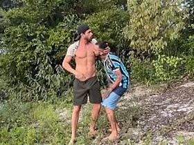 MAMEI O GUIA DURANTE A TRILHA asian porn gay sex videos